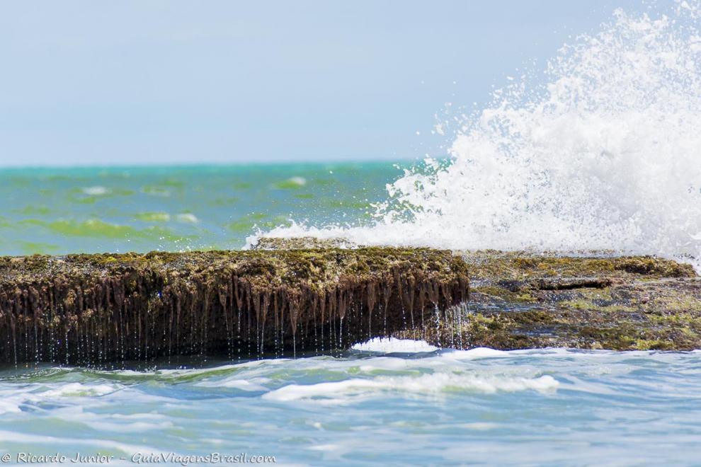 Imagem das águas claras batendo nos corais na Praia da Caraiva.